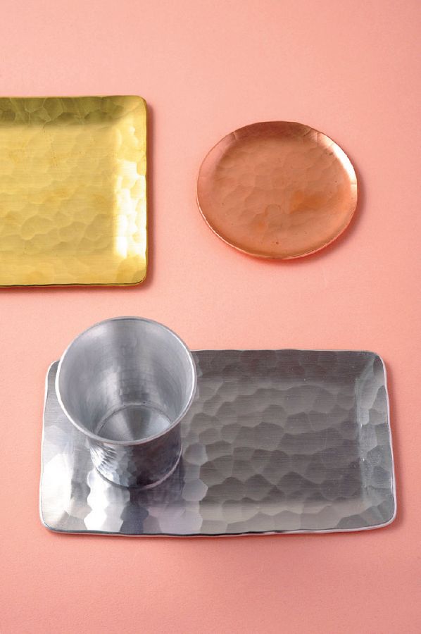 「真鍮楕円型皿」5060円、「銅丸皿（模様入り）」3960円、「アルミコップ」5280円、「アルミ長方形トレー」3630円