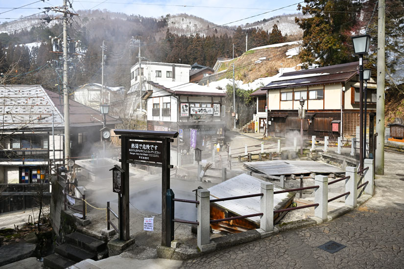 源泉が湧き出る「麻釜」。昔はここで麻を茹でて皮を剥いていたことからその名前がついた