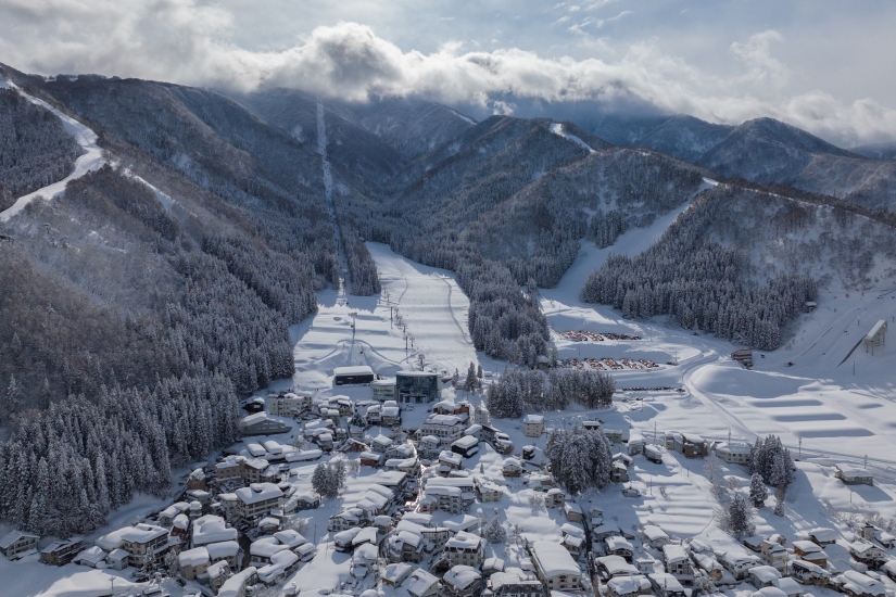 アクセスの良さから、村内にはスキー・スノーボード姿で移動している人も多数 ／提供：野沢温泉観光協会　©GOAT inc.