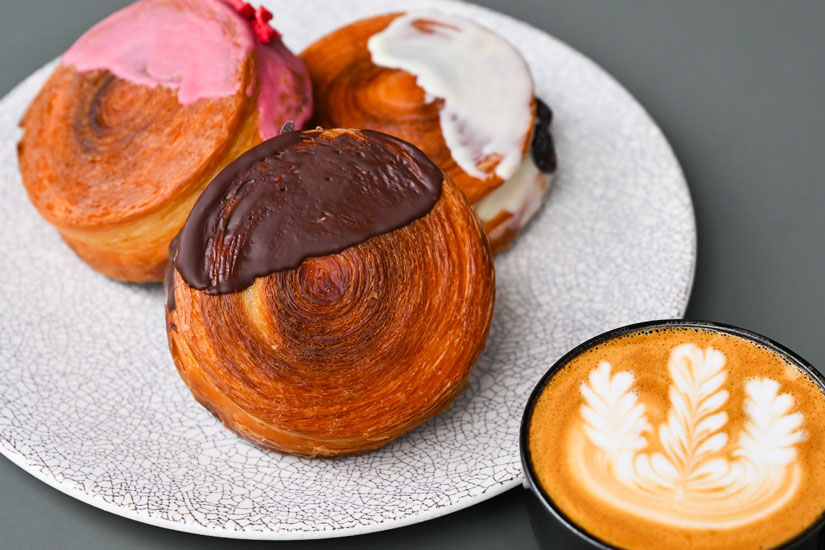 クロワッサンロール各種550円、カフェラテ600円