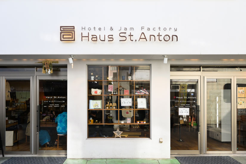 ギフトショップにカフェも併設されています