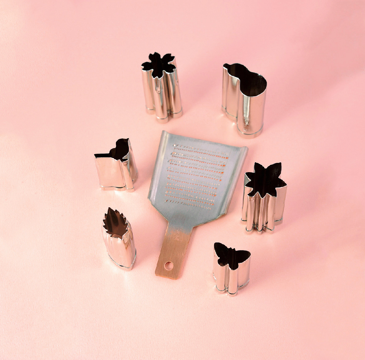 「有次」の卸金ミニ3300円、抜き型1210円〜