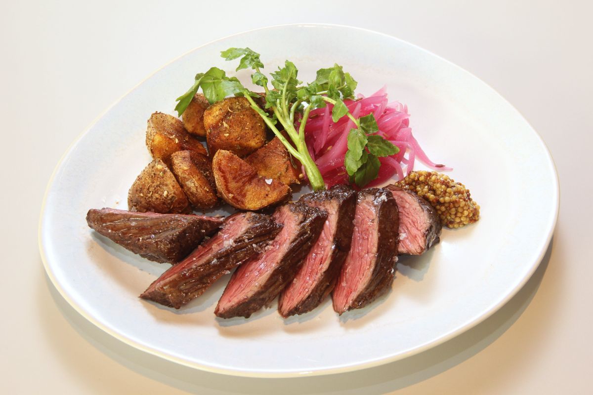 牛肉のバベットステーキ フライドハーブポテト添え3800円（夜のみ）