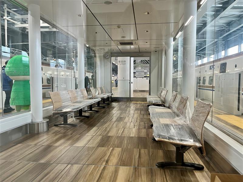 船をモチーフにしたホーム待合室