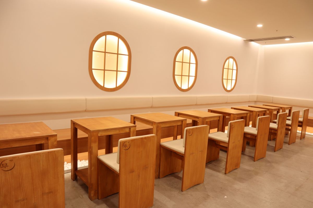 ロゴが刻まれたイスは横浜店のオリジナル