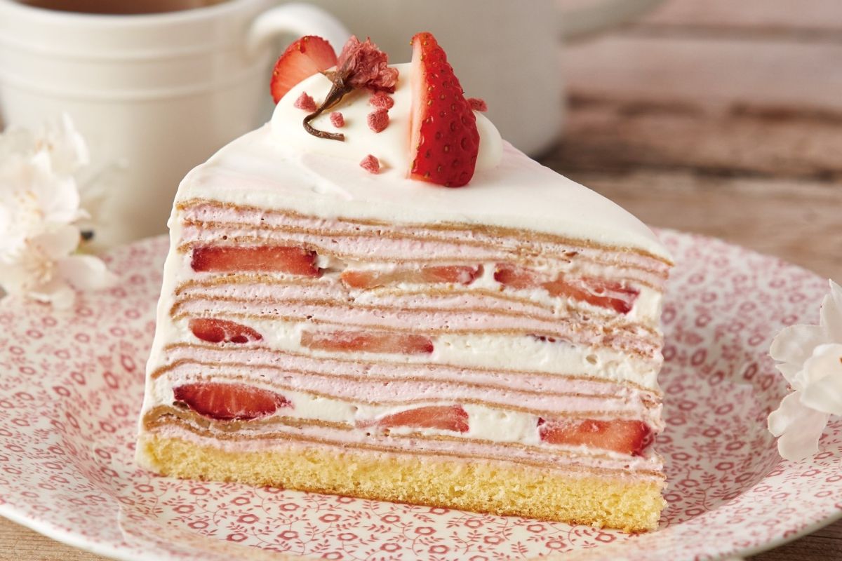 さくらストロベリーのミルクレープお茶付き 1,683円（税込）