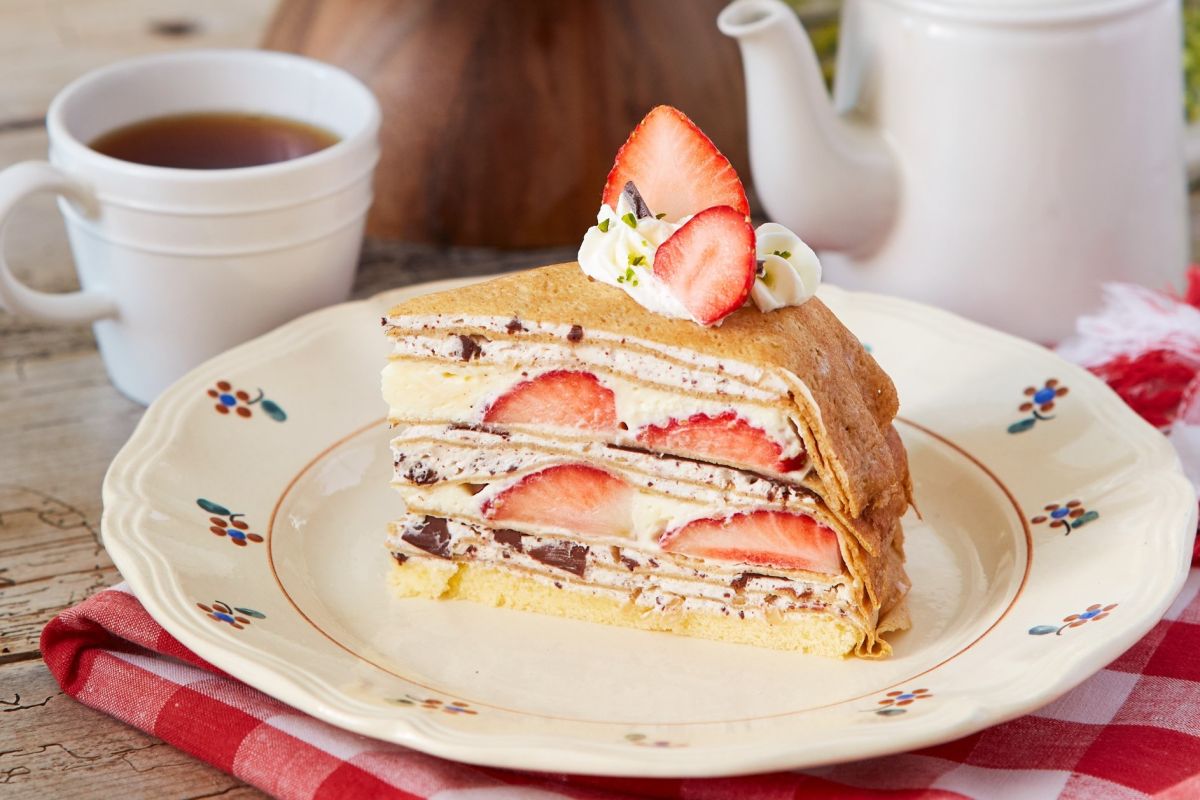 チョコと苺とヘーゼルナッツのミルクレープ　お茶付き 1683円（税込）