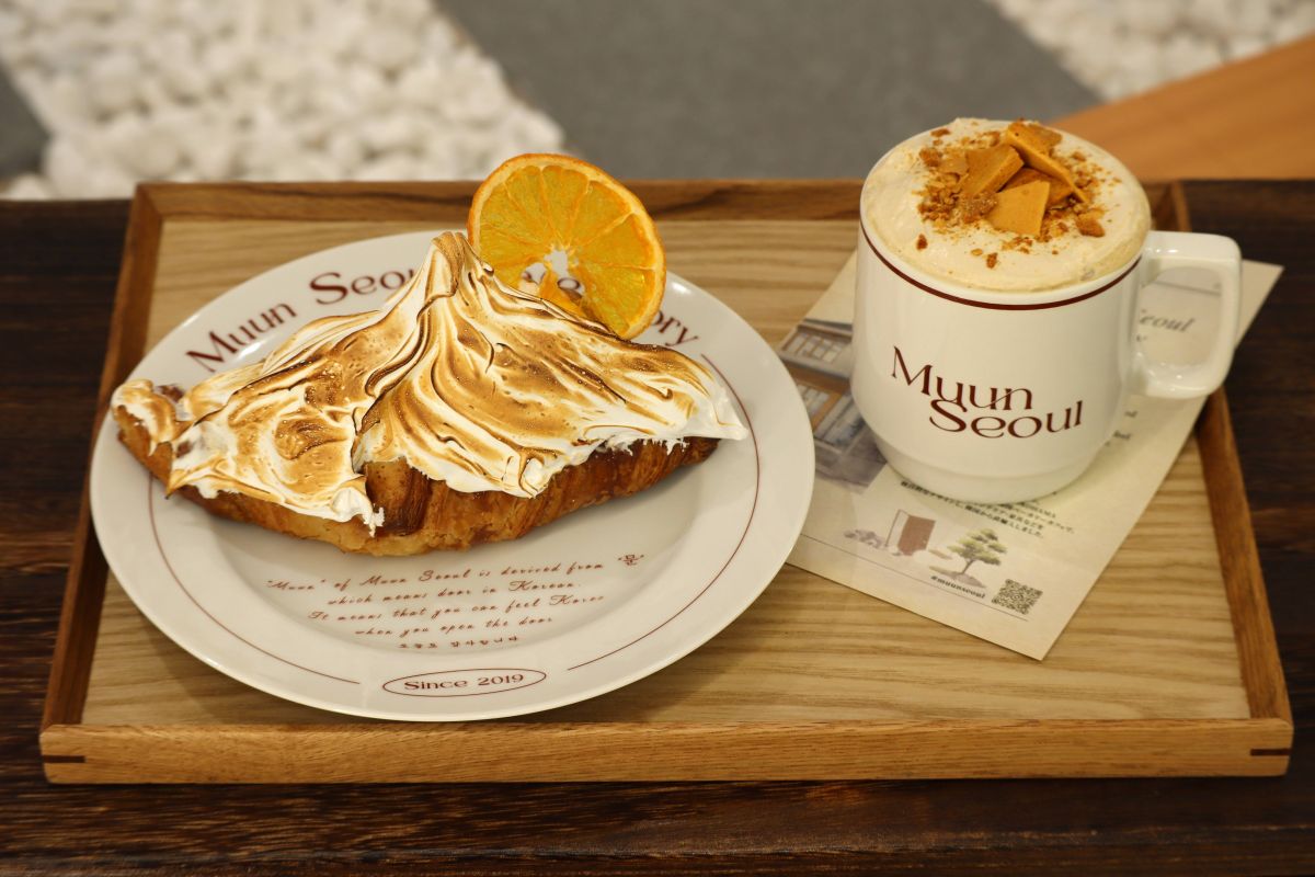 メレンゲクロワッサン890円（左）、ダルゴナコーヒー ホット680円（右）