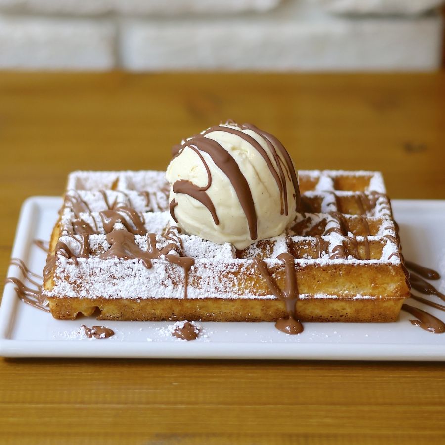 「ブリュッセルワッフル」600円にバニラアイス300円、ミルクチョコレートソース200円をトッピング