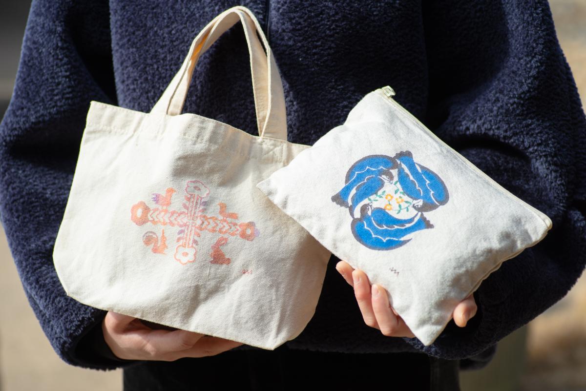 左「ミニトート」3000円、右「フラットポーチ」3000円/ともに要予約、所要時間90分