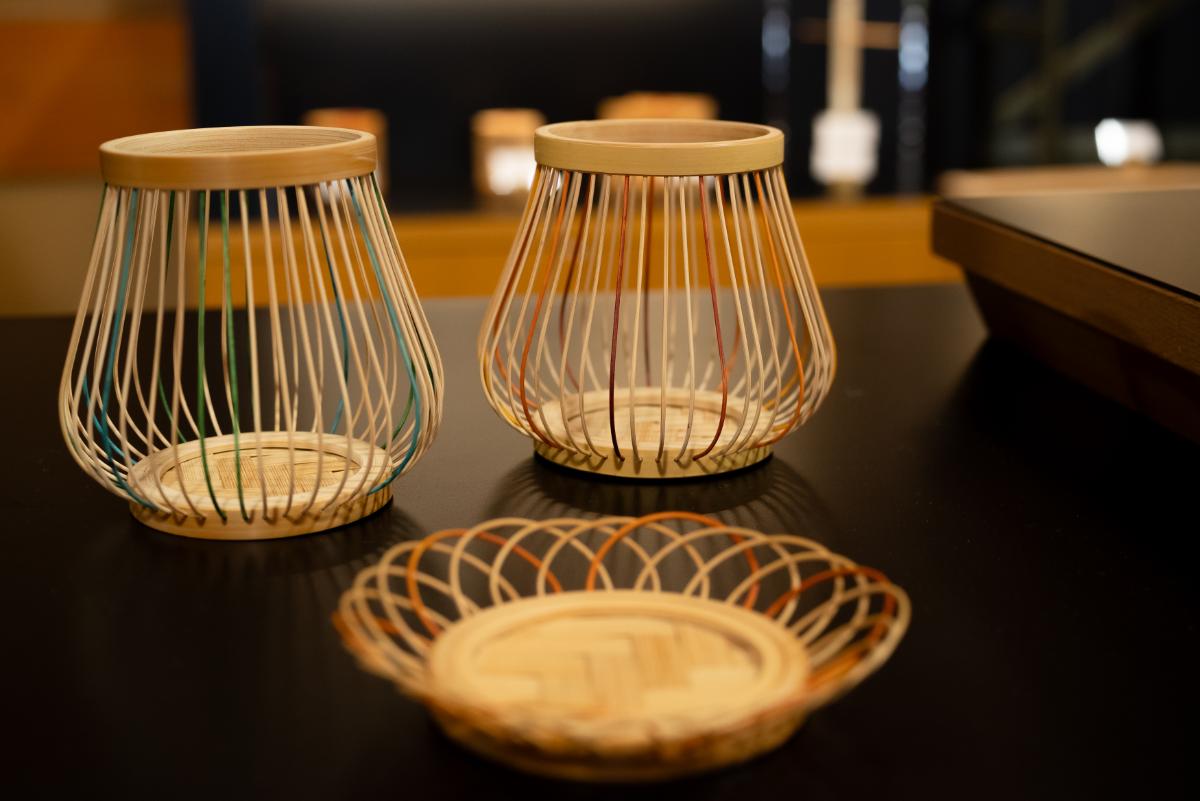 奥「ペン立て・こはる」2000円、手前「コースター」1800円/ともに予約推奨、所要時間30分