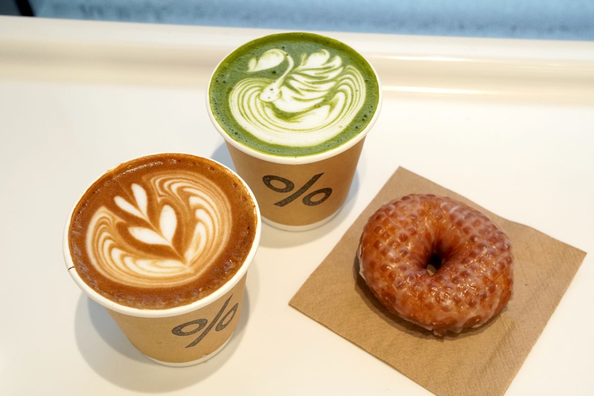(左から)カフェラテ(6oz) 550円、抹茶ラテ(6oz) 550円、ドーナツ400円