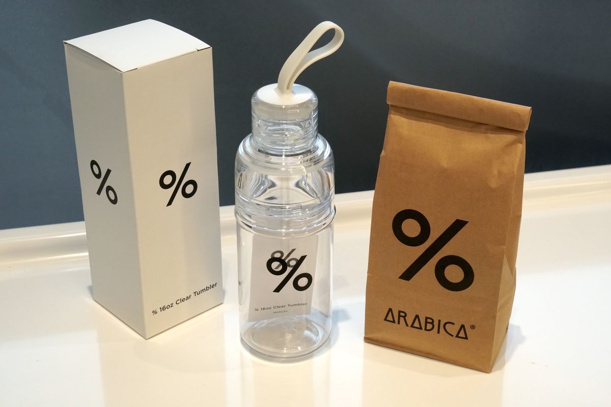 % 16oz Clear Tumbler(左)、コーヒー豆(右)