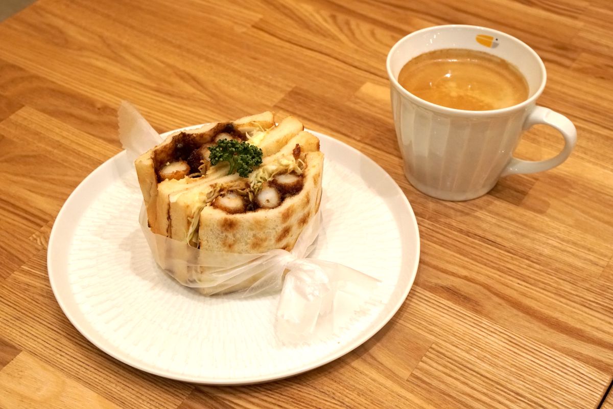 海老フライサンド1400円(左)、オリジナルブレンドコーヒー580円(右)