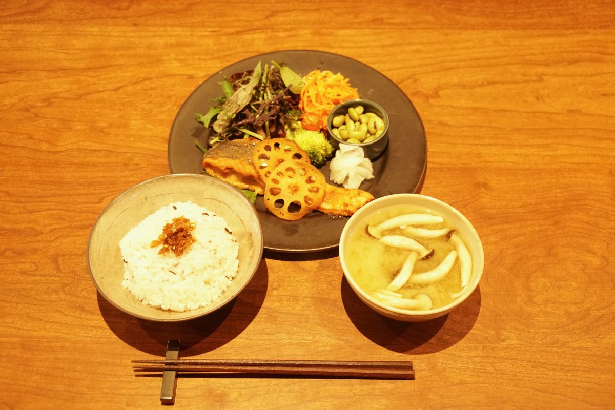 週替わり定食「鮭の生姜味噌焼き」 1760円(税込)