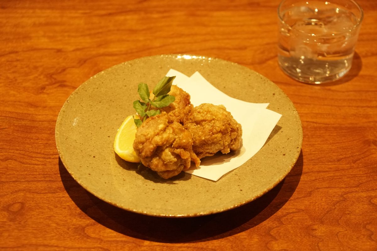 鶏肉の米粉唐揚げ ココナッツミルクとレモングラス風味 2個あたり550円〜(税込)