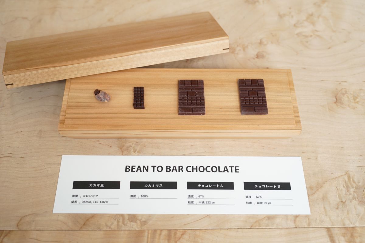 (左から)皮つきのカカオ豆、カカオマス、中挽きチョコレートA、細挽きチョコレートB