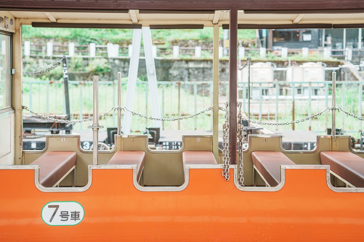 窓なしの普通車両は遊園地のアトラクションみたい