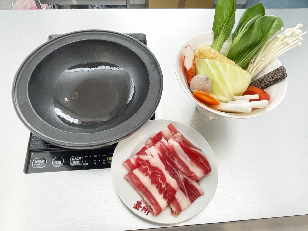 「台湾定番大人気石鍋」昼 1680円、夜 1980円