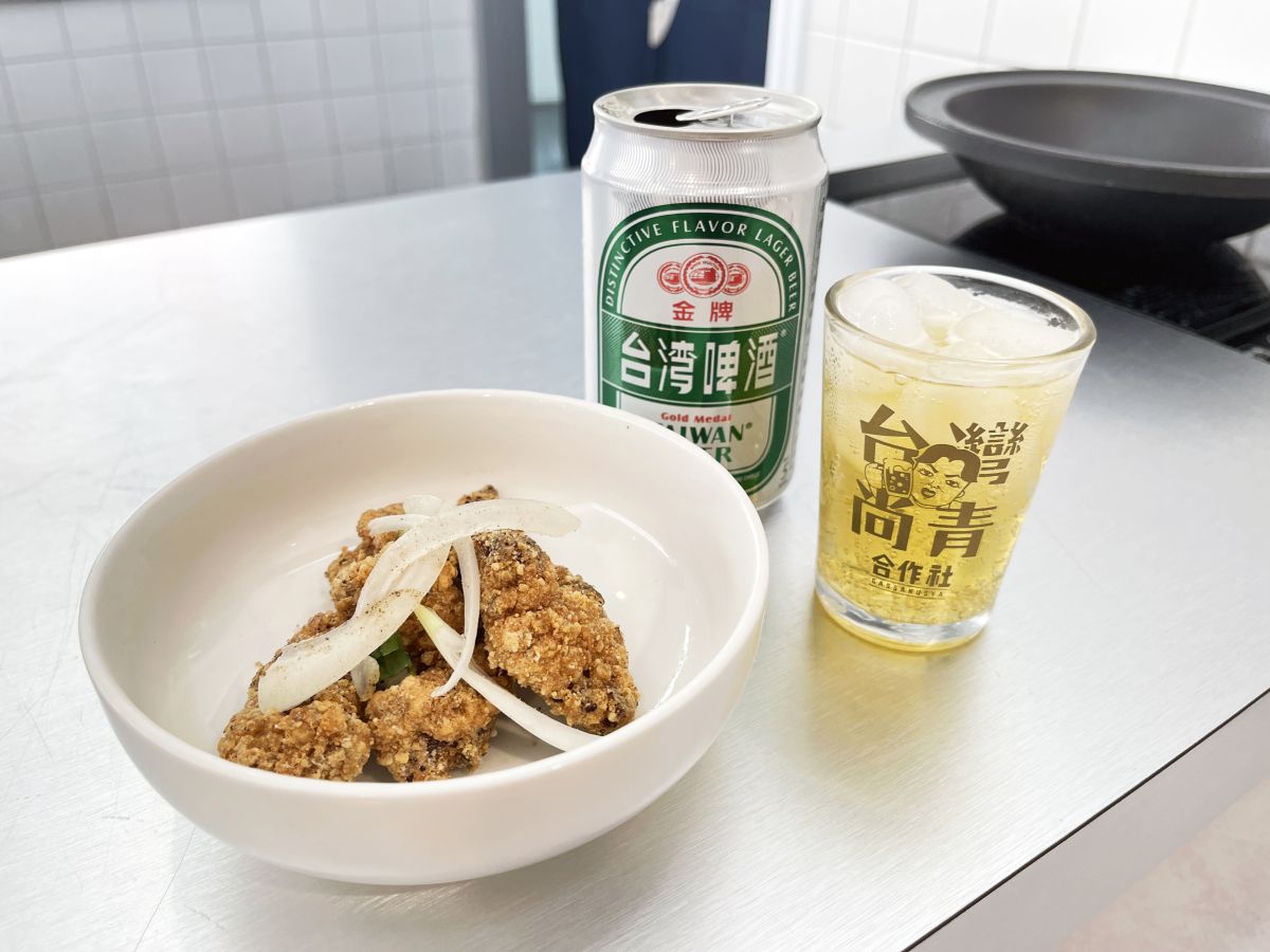 （左から）「定番豚のあばら揚げ」700円、「台湾ビール」500円