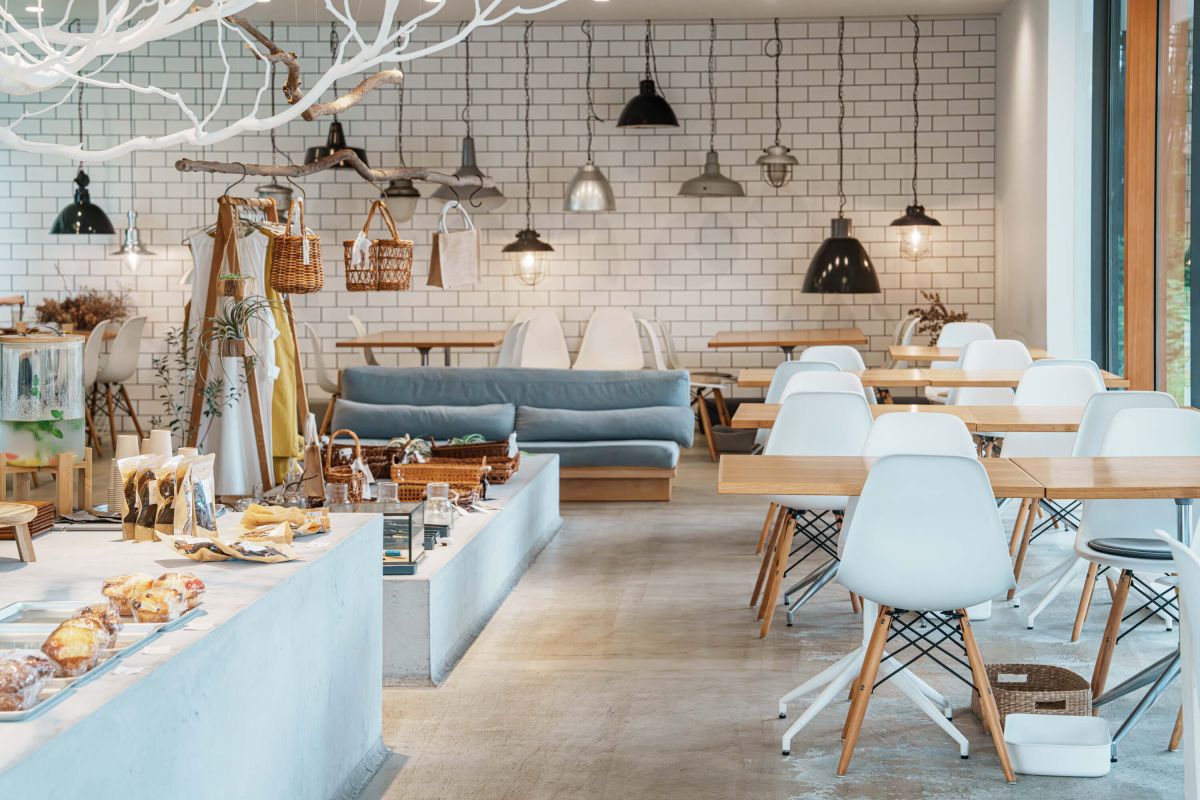 自然の中に佇むナチュラルカラーの店内