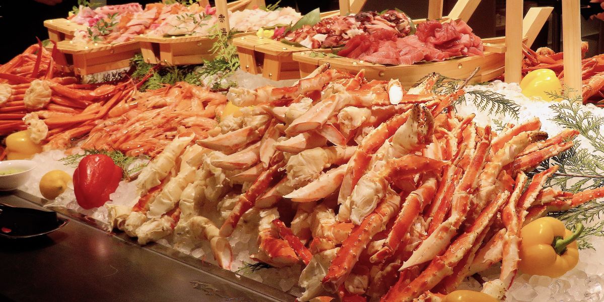 新橋・銀座】タラバ蟹、和牛…約150種が食べ放題「海鮮ブッフェ