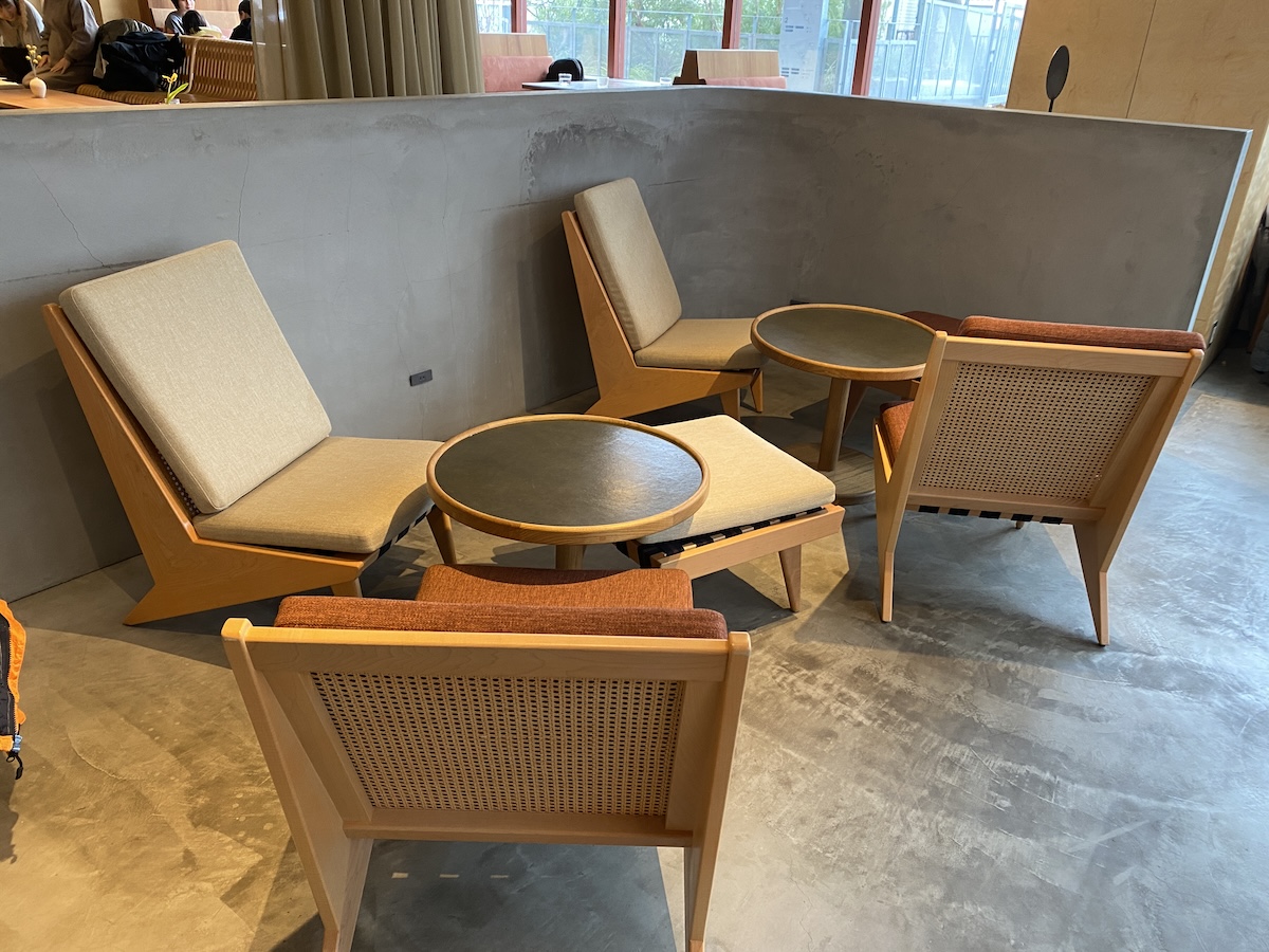 ゆったりと過ごせるソファ席