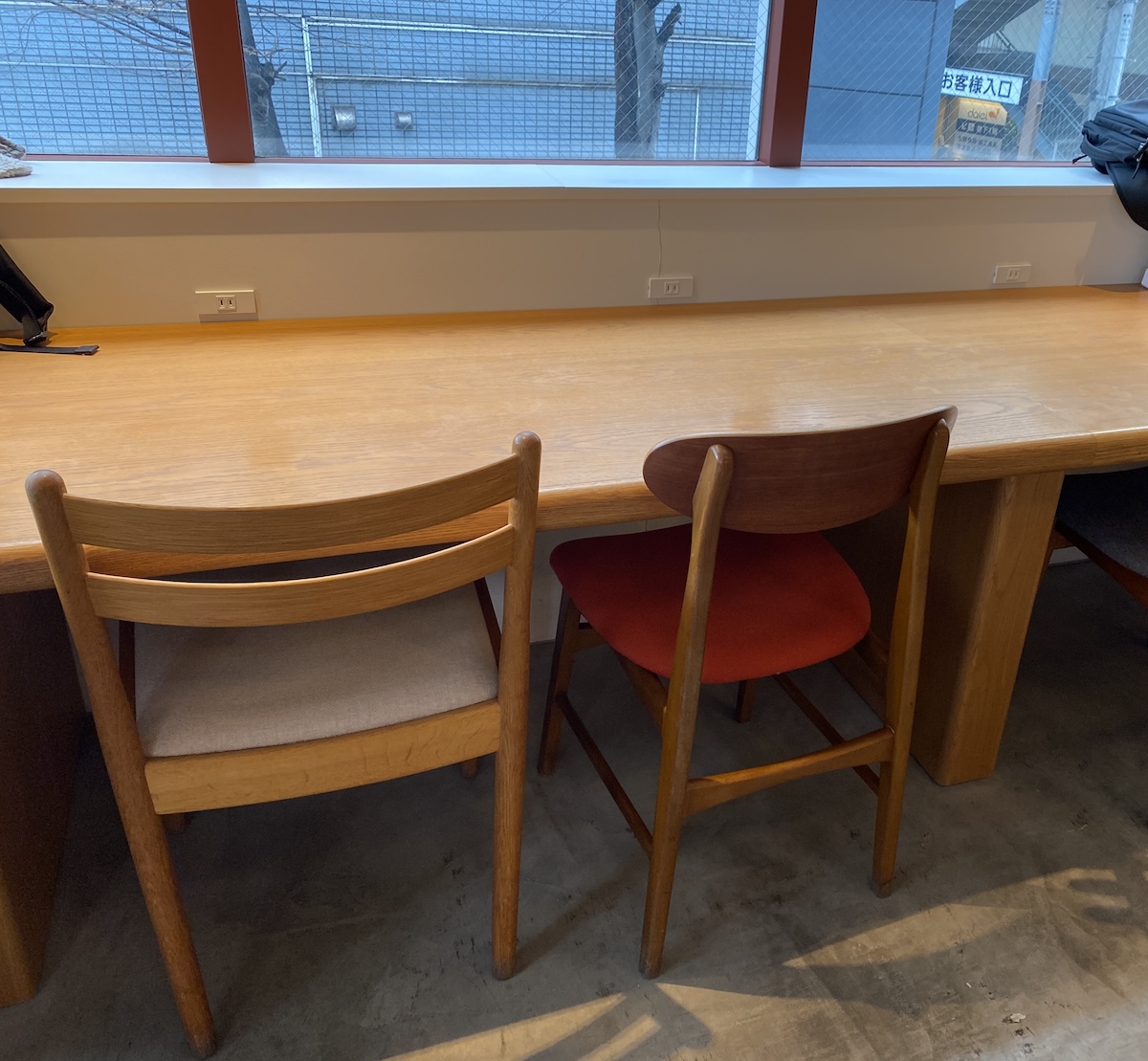 広々としたカウンター席