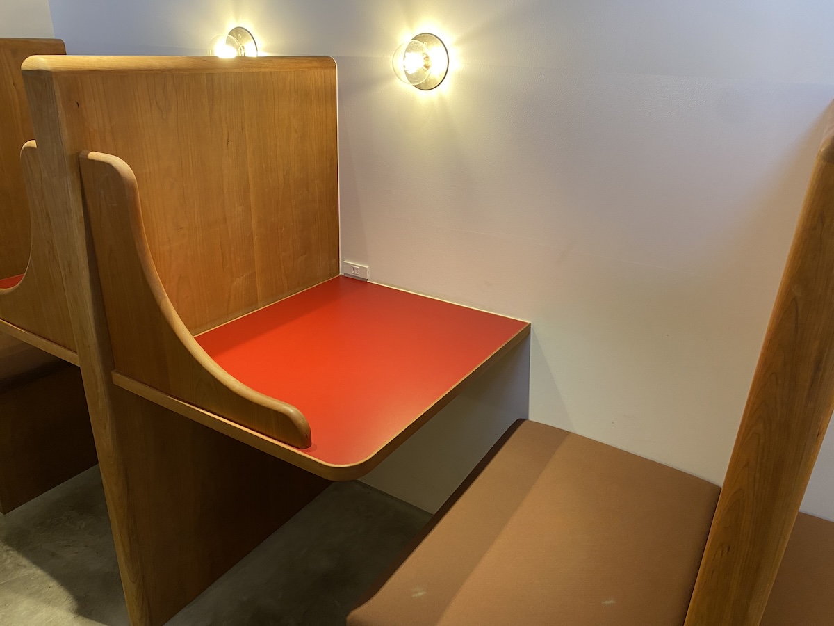 集中できる半個室席