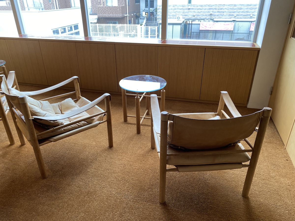 温かみのあるカントリーな雰囲気漂うラウンジ