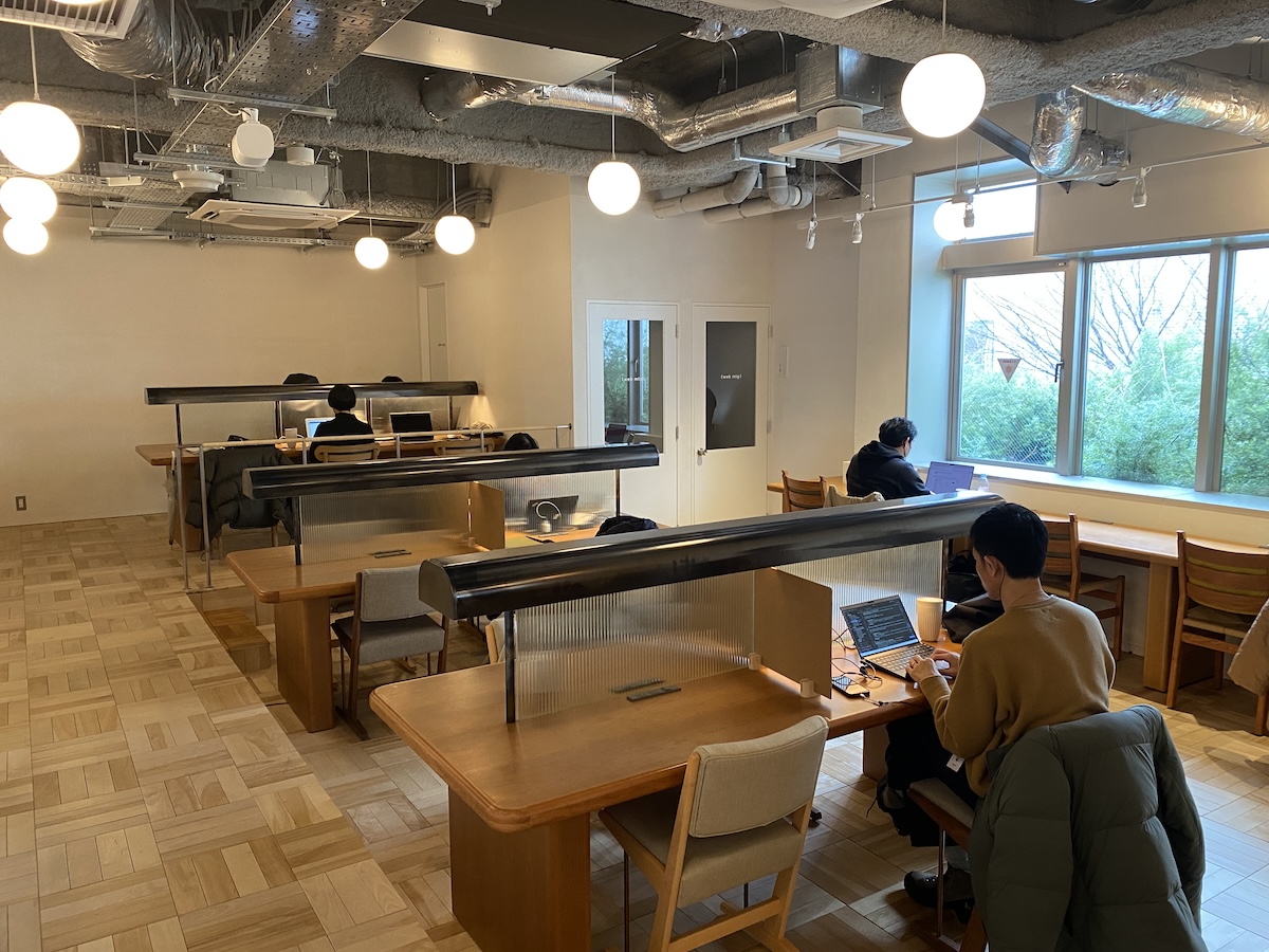 図書館をイメージしたラウンジ