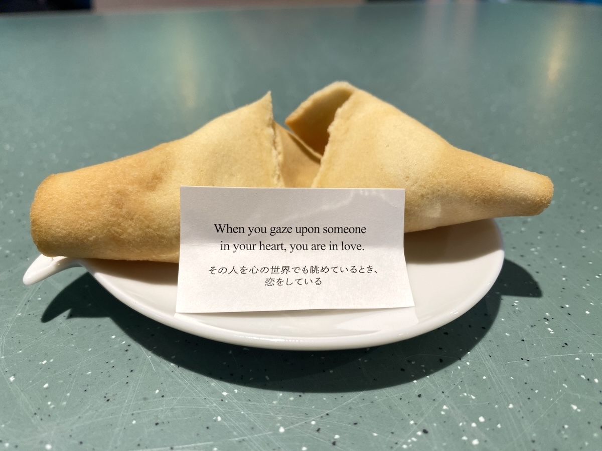 クッキーの中には格言のような紙