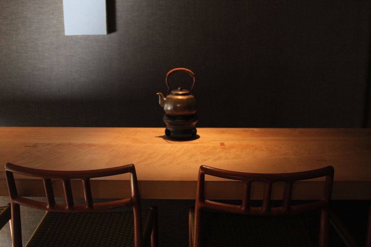 栃の木でできたカウンター