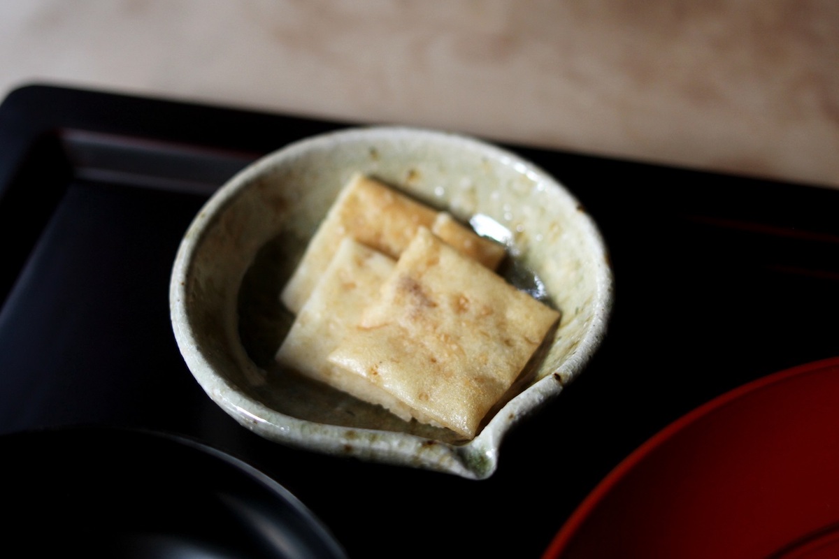 選べるお茶請け2種以外に京都の職人の「手焼きのおかき」も付いている