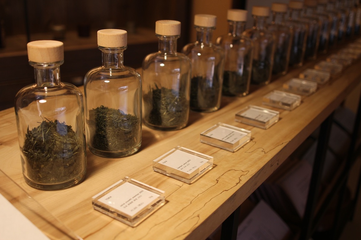 販売しているお茶の香りを確かめることもできる