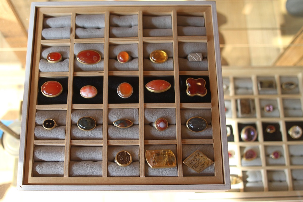 2階南のスペースには日本ではここでしか買えないというカーリン・コルスター・ケリ氏の指輪も並んでいる