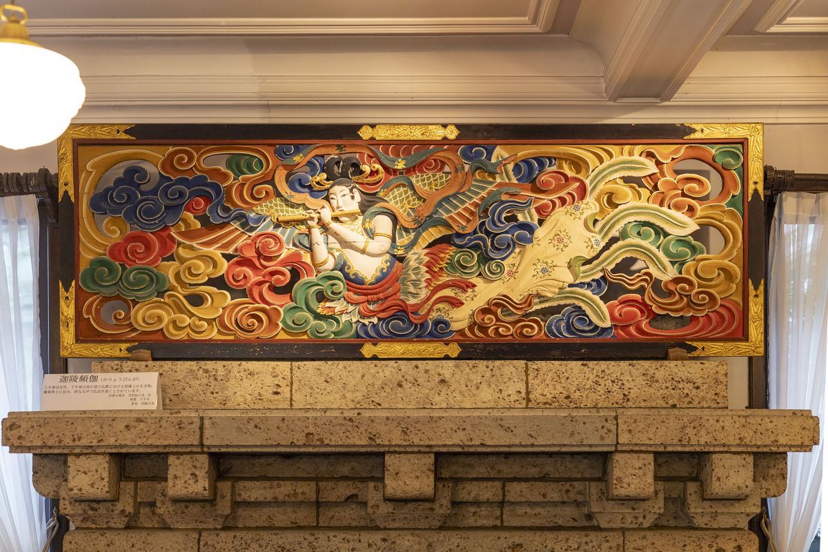 上半身が美しい女性で、下半身が鳥の姿をしているという想像上の生き物・迦陵頻伽（かりょうびんが）