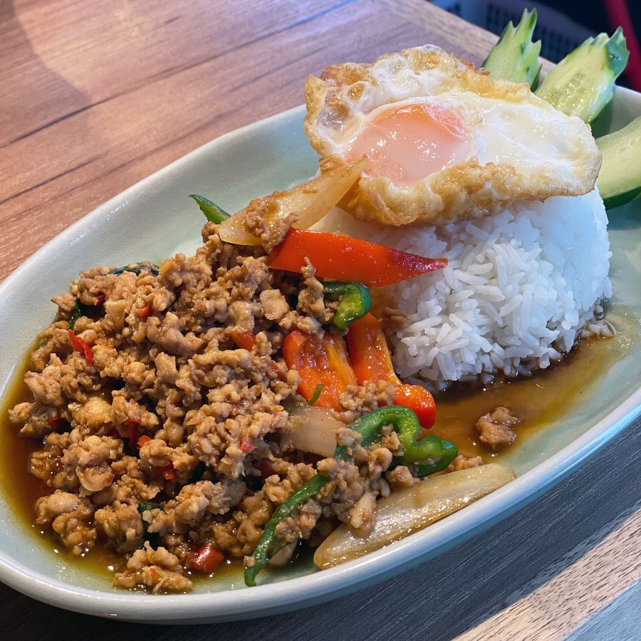 「ガイ・パット・バイ・ガパオ・ラート・カオ／鶏挽肉のホーリー・バジル炒め」1280円