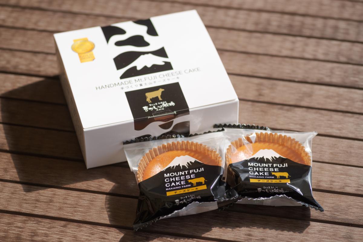 「富士山チーズケーキ」1512円、「富士山チーズケーキ（プチサイズ）」1個350円