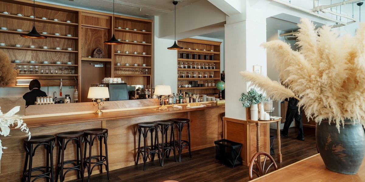 心地よいこだわりに囲まれて過ごす洗練された大人空間「喫茶半月」 【6151が撮るコーヒーのある風景 vol.8】