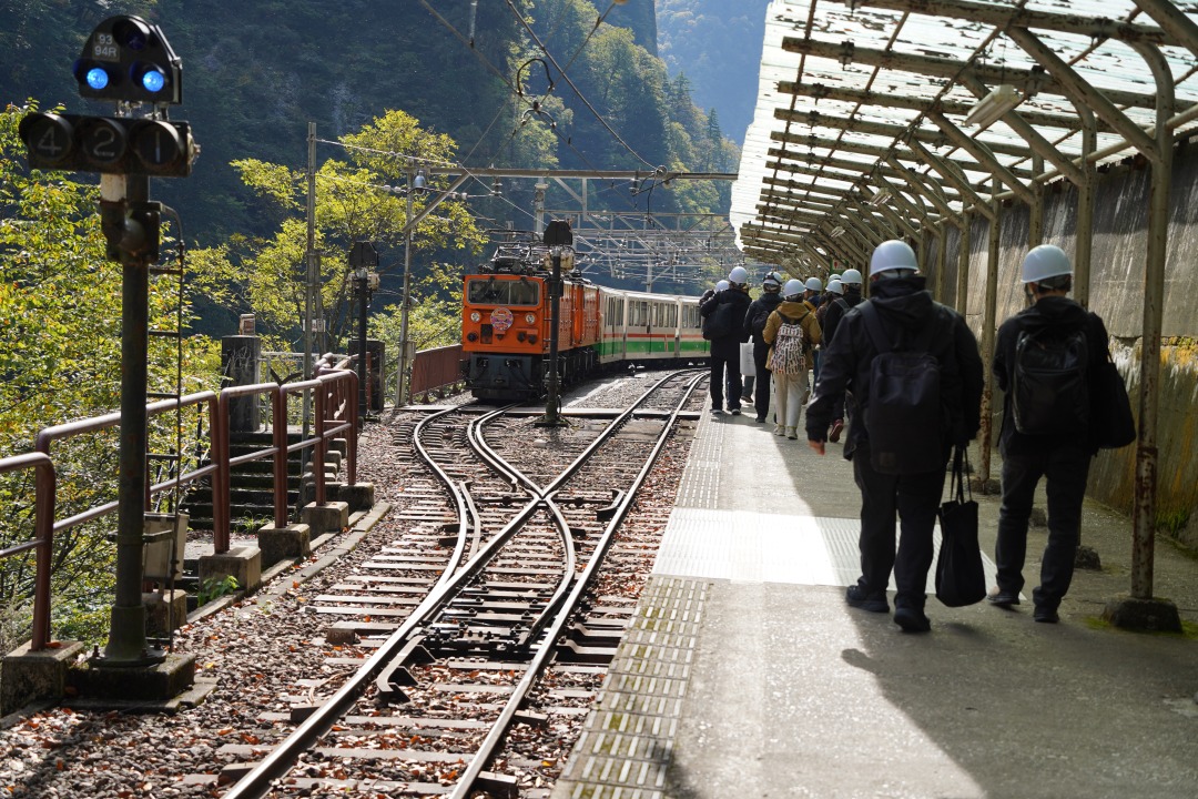 降りた終点・欅平駅のホームをさらに進行方向に歩きます