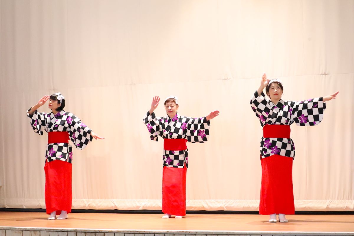 草津節の踊りを披露