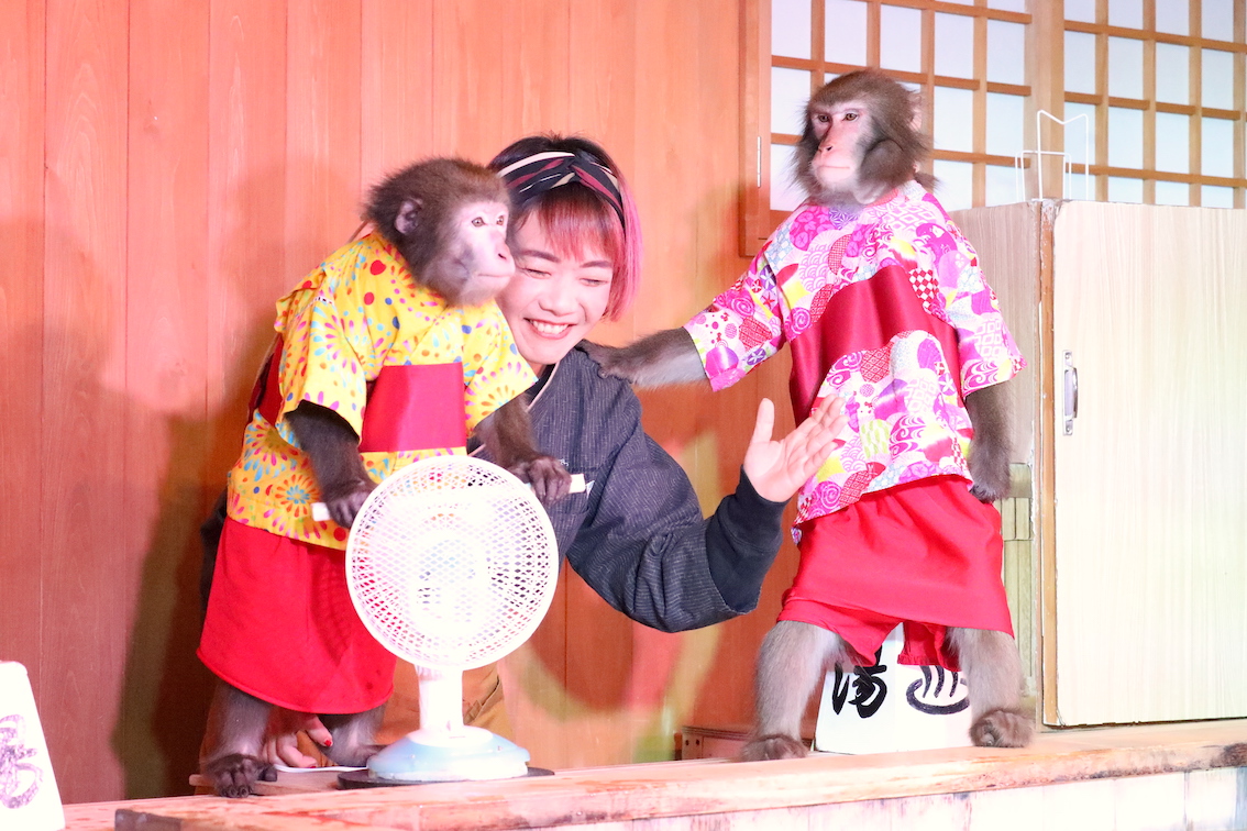 お湯を冷まそうと扇風機を持ち出すらいちゃん