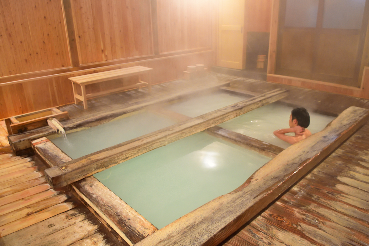 一度に10人程度入浴できる伝統湯地蔵貸切風呂