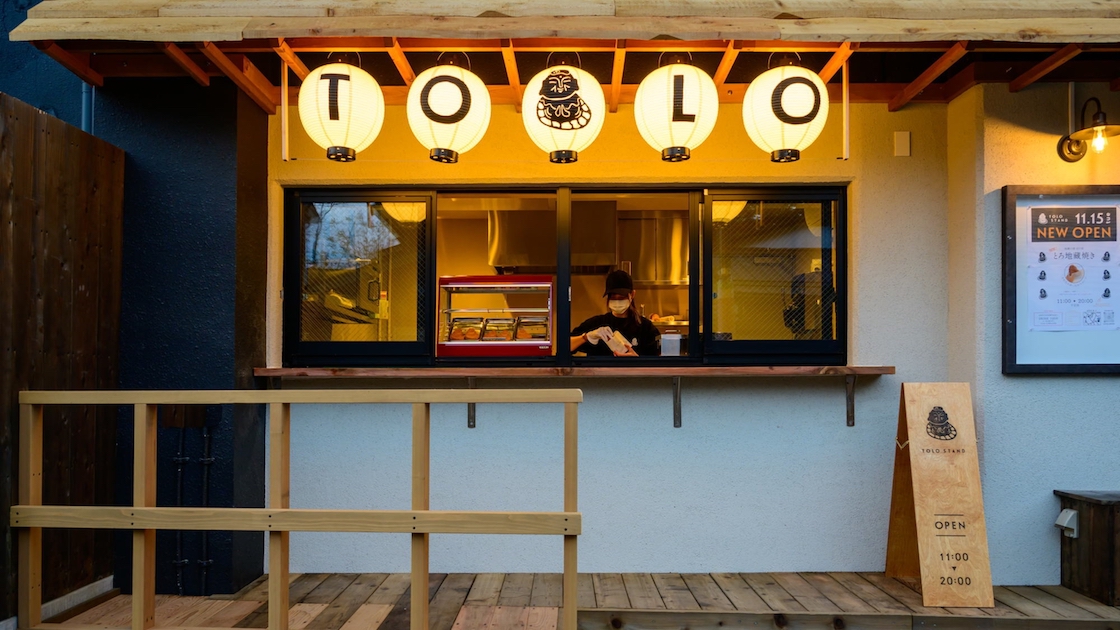 「裏草津 蕩 TOU」1階に併設する「TOLO STAND」