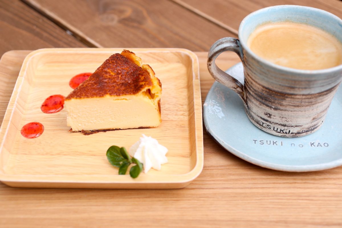 「自家製バスクチーズケーキ」600円と「カフェラテ」600円