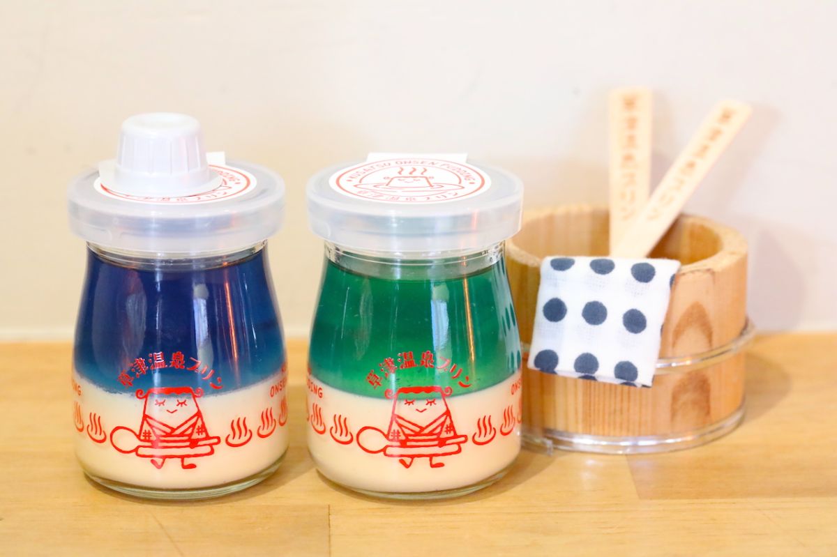 「夜の湯畑プリン」460円（左）、「湯畑プリン」450円（右）