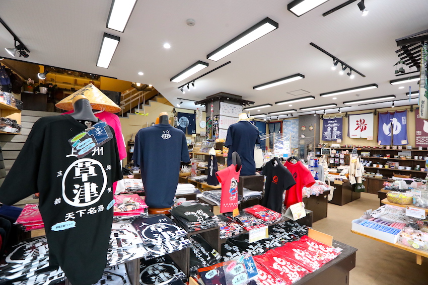 さまざまなみやげがそろう店内