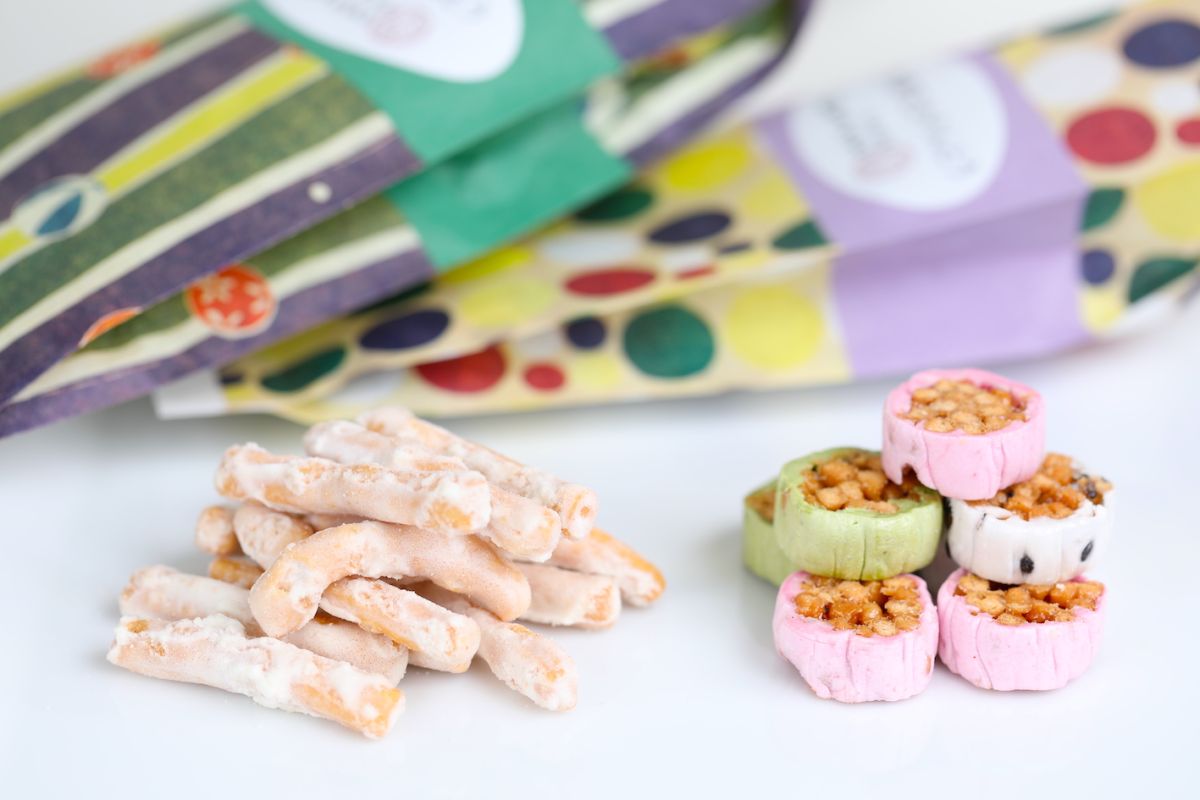 「湯の花かりんとう」410円（左）、「三色奉天かりんとう」453円