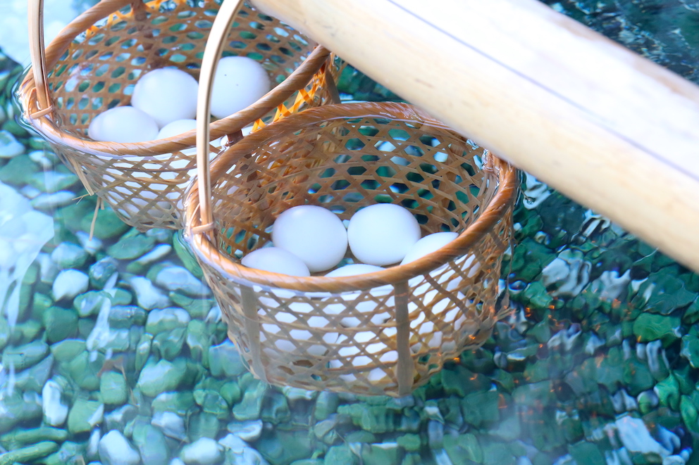 隣接する1号館で販売する温泉たまご